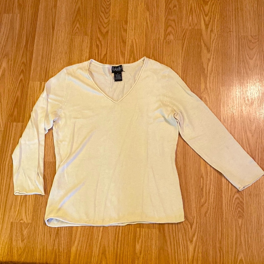 Light sweater with rolled up sleeve and bottom